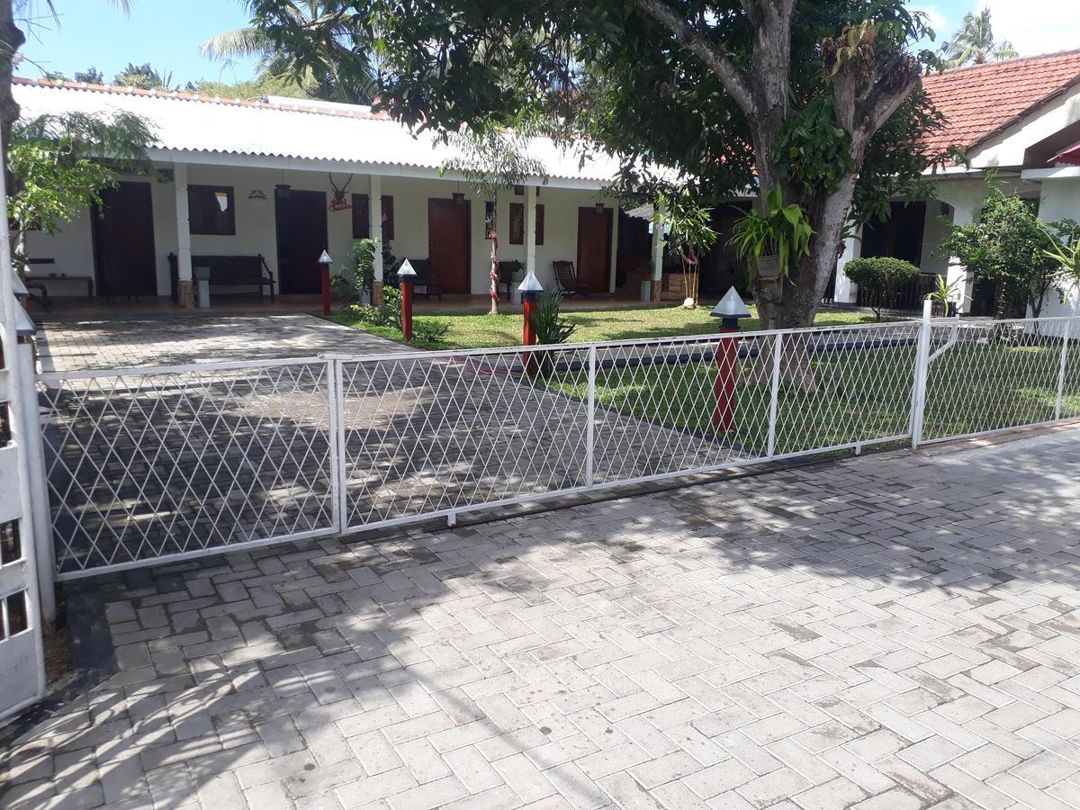 Villa 67 Negombo Buitenkant foto