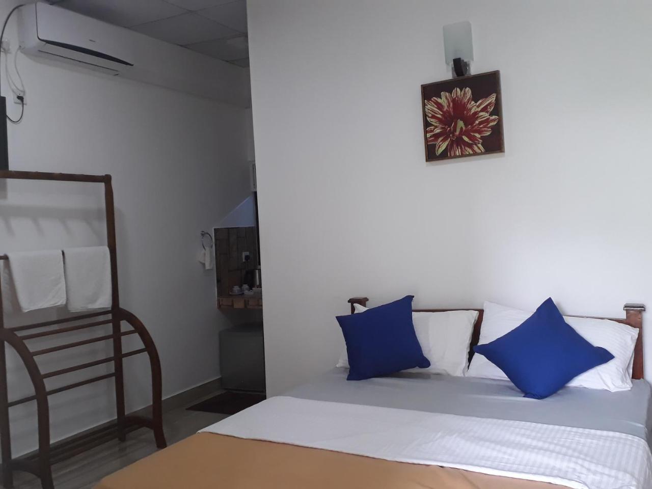 Villa 67 Negombo Buitenkant foto